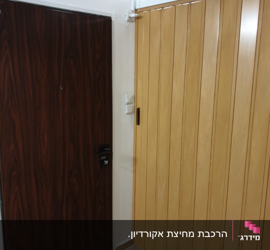 דלת עץ כהה עם מנעול, דלת עץ בהירה